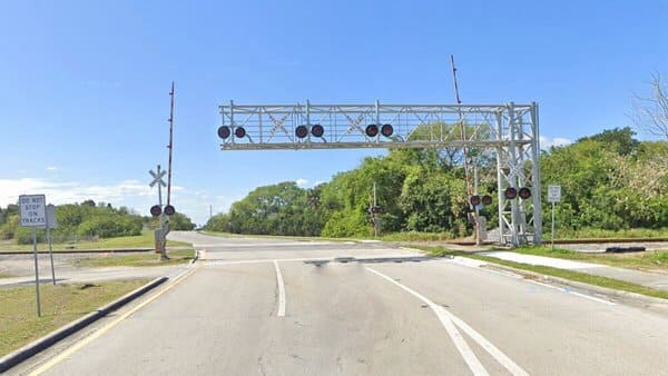what-vehicles-must-stop-at-all-railroad-crossings